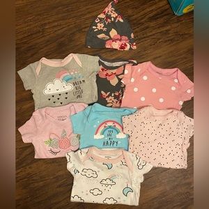Lot of 7 onesies size 0-3 months girls 💗